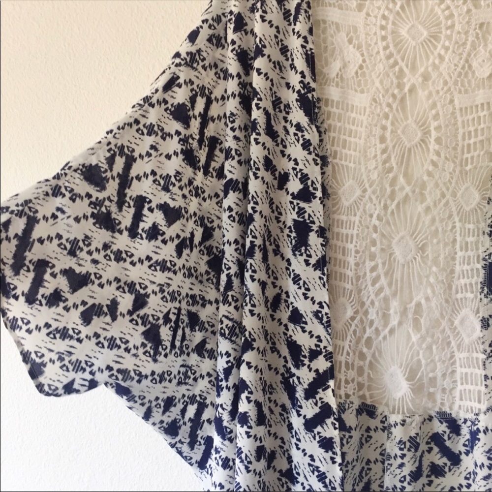 💚3/$20💚 kimono crochet lace back - Picture 3 of 6